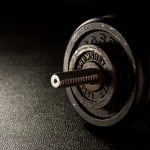 ćwiczenia na triceps z hantlami